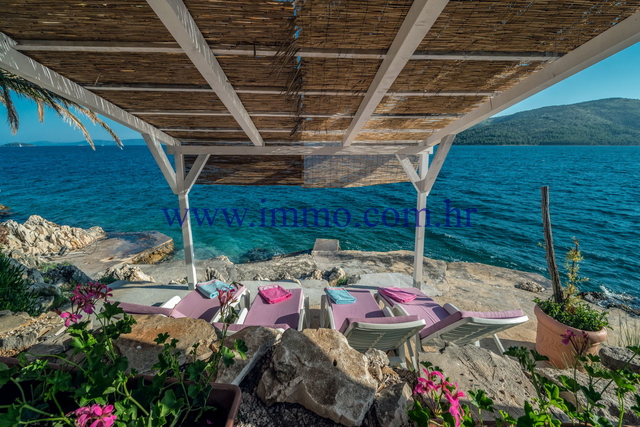 LUXURY SEAFRONT VILLA NEAR TROGIR