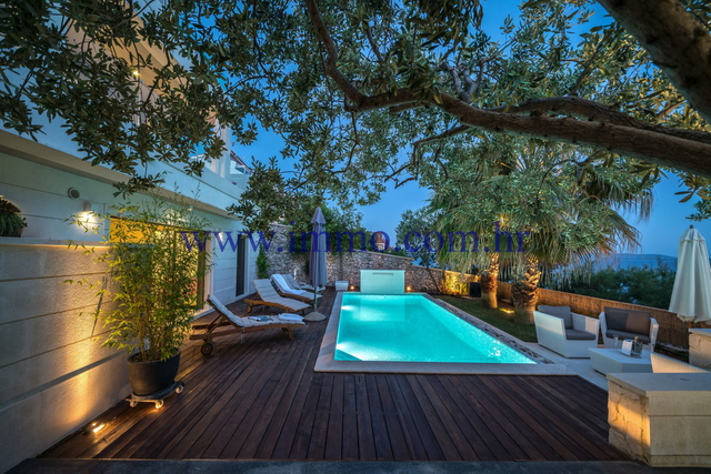 LUXURY SEAFRONT VILLA NEAR TROGIR