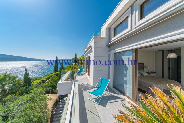 LUXURY SEAFRONT VILLA NEAR TROGIR