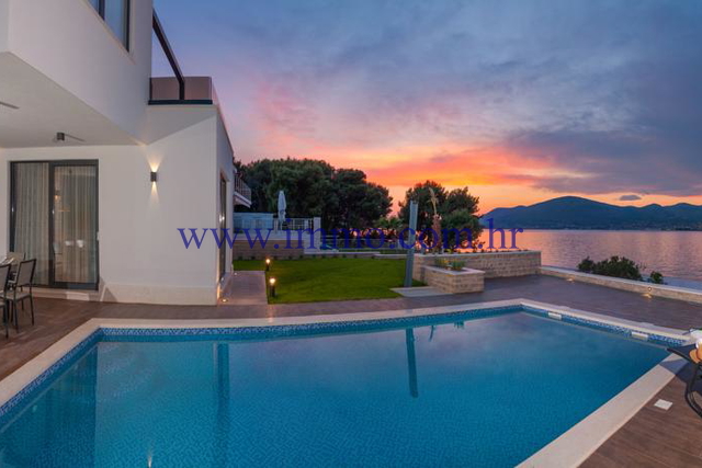 ČIOVO, LUXURY VILLA WITH SWIMMING POOL, SECOND ROW TO THE SEA