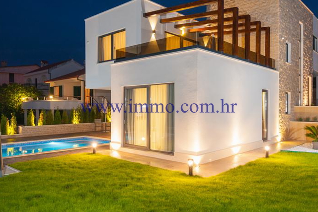 ČIOVO, LUXURY VILLA WITH SWIMMING POOL, SECOND ROW TO THE SEA