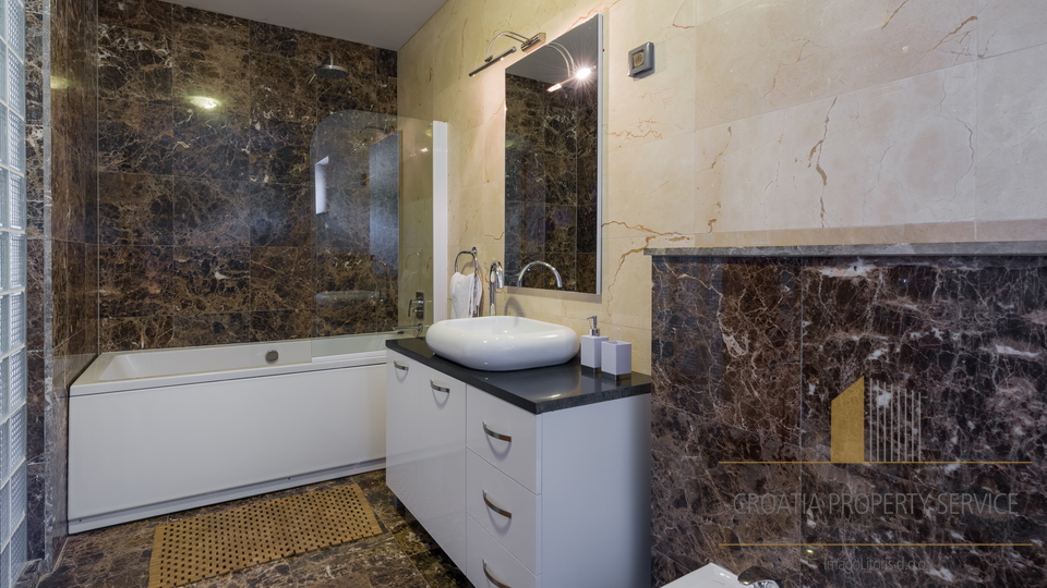 Luksuzno stanovanje z razgledom na morje v sredozemski vili – Milna, otok Brač