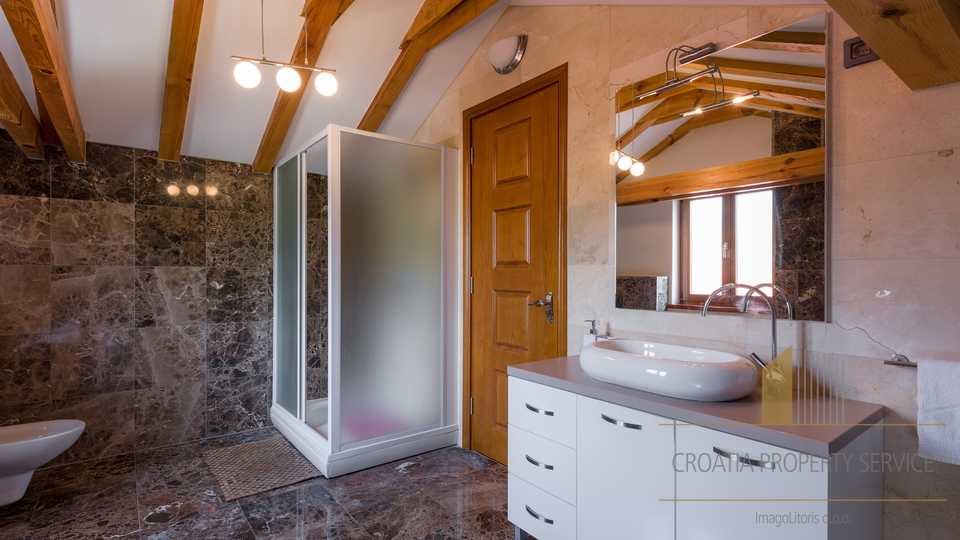 Luksuzno stanovanje z razgledom na morje v sredozemski vili – Milna, otok Brač