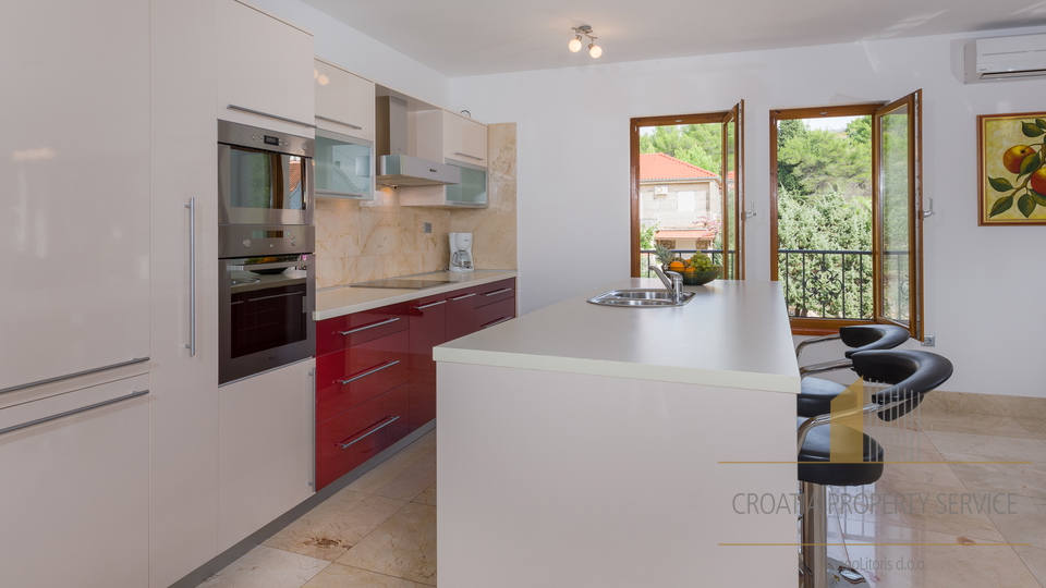 Luksuzno stanovanje z razgledom na morje v sredozemski vili – Milna, otok Brač