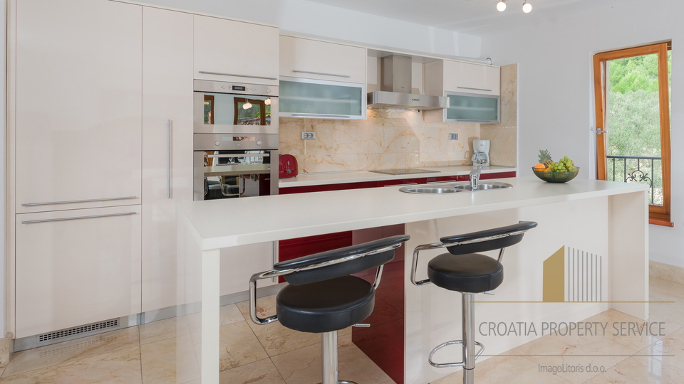 Luksuzno stanovanje z razgledom na morje v sredozemski vili – Milna, otok Brač