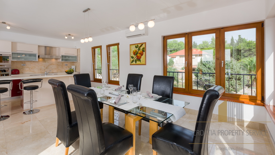 Luksuzno stanovanje z razgledom na morje v sredozemski vili – Milna, otok Brač