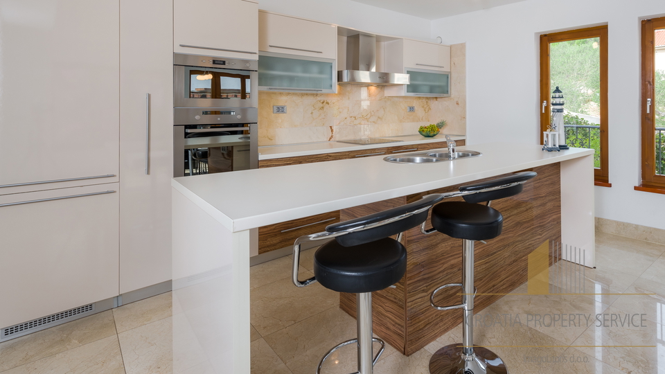 Luxuriöse Wohnung in mediterraner Villa 70 m vom Meer – Milna, Insel Brač