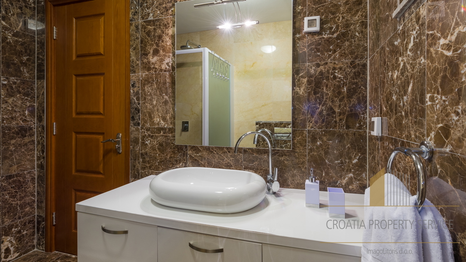 Appartamento di lusso con piscina privata in una splendida villa a 70 m dal mare – Milna, isola di Brač!