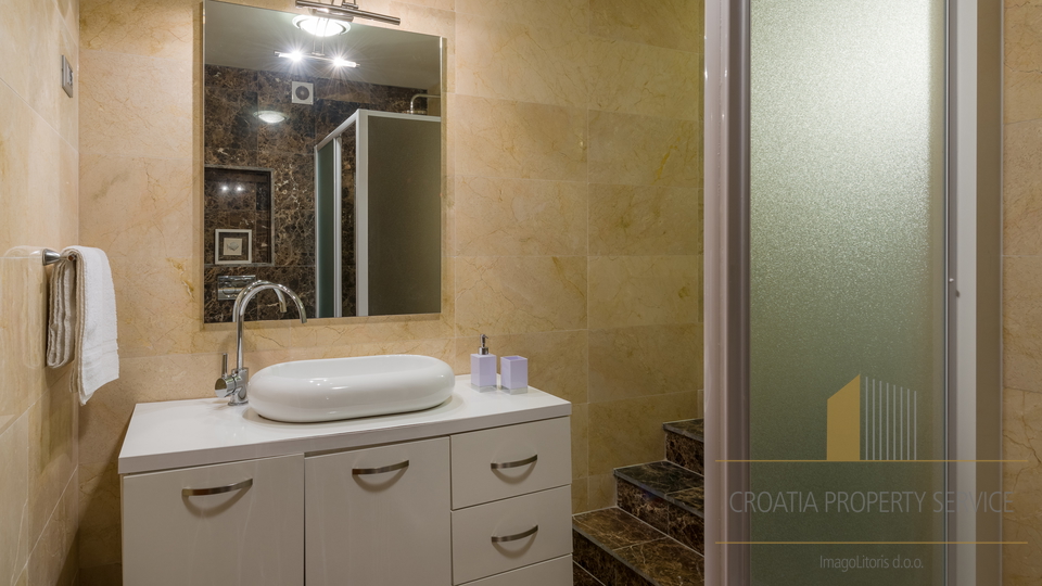 Appartamento di lusso con piscina privata in una splendida villa a 70 m dal mare – Milna, isola di Brač!