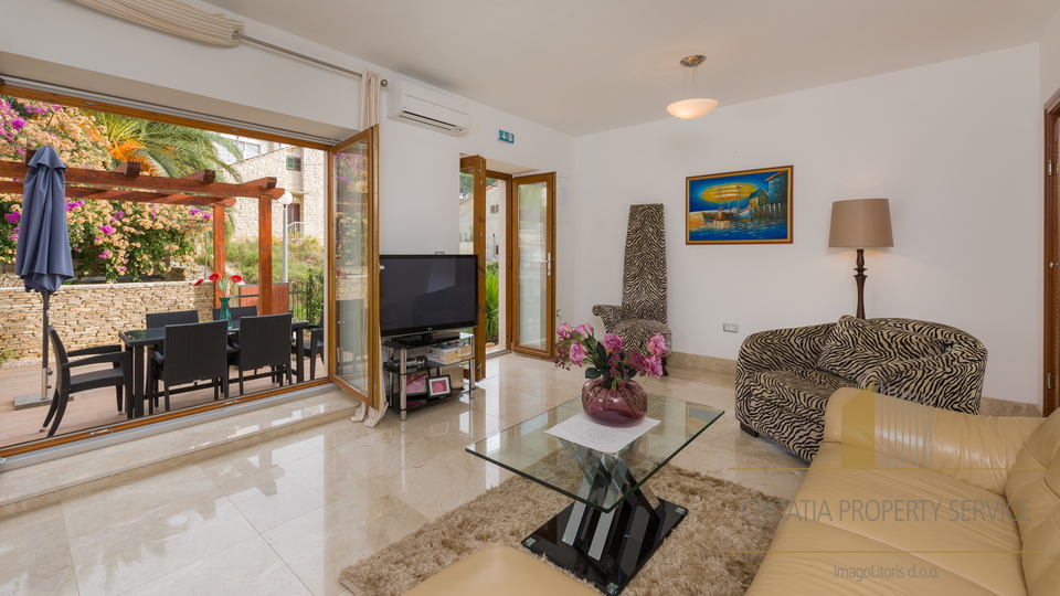 Appartamento di lusso con piscina privata in una splendida villa a 70 m dal mare – Milna, isola di Brač!