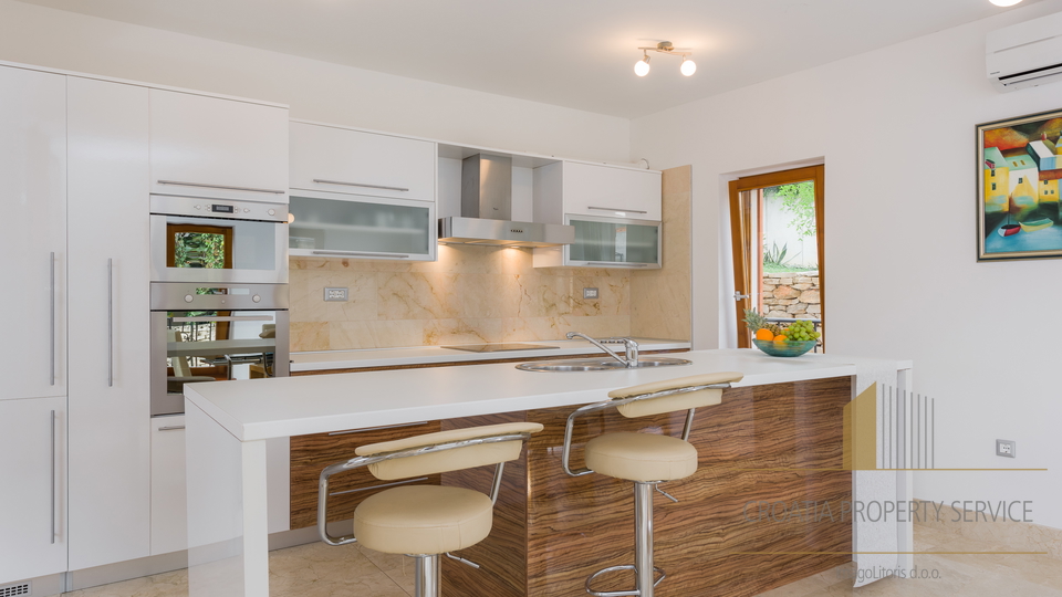 Appartamento di lusso con piscina privata in una splendida villa a 70 m dal mare – Milna, isola di Brač!