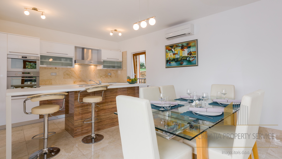 Appartamento di lusso con piscina privata in una splendida villa a 70 m dal mare – Milna, isola di Brač!