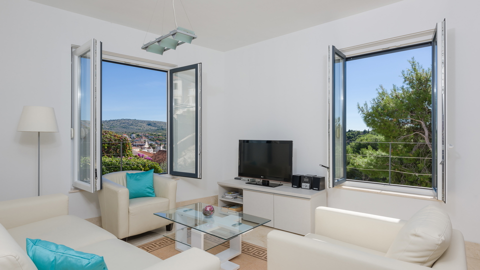 Elegant apartment in Milna on the island of Bra&ccaron;&comma; only 300 m from the sea&excl;