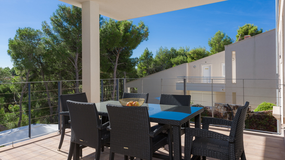 Elegant apartment in Milna on the island of Bra&ccaron;&comma; only 300 m from the sea&excl;