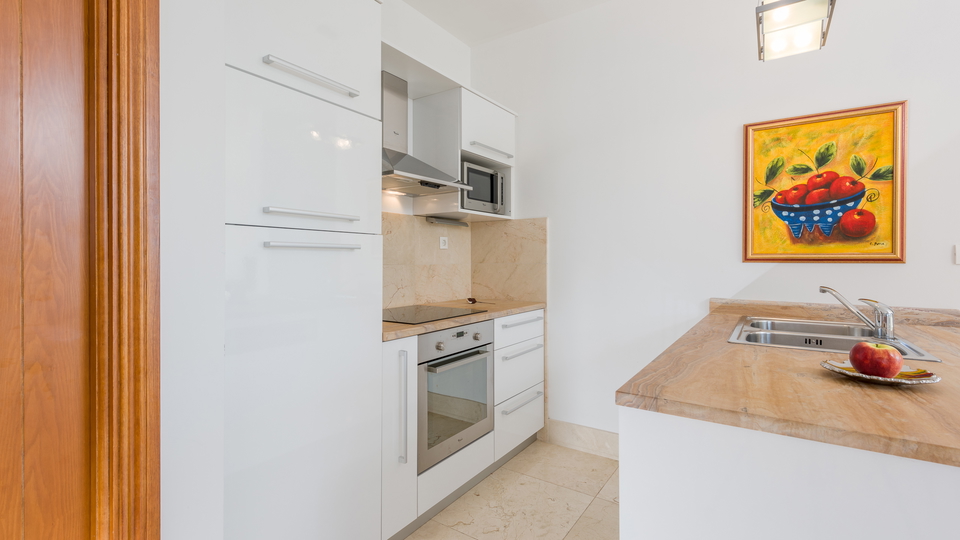 Elegant apartment in Milna on the island of Bra&ccaron;&comma; only 300 m from the sea&excl;