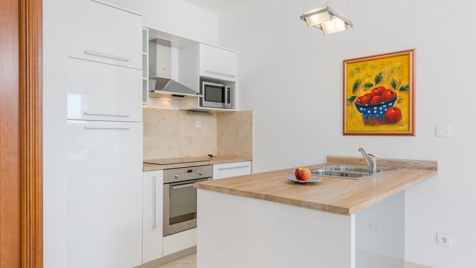 Elegant apartment in Milna on the island of Bra&ccaron;&comma; only 300 m from the sea&excl;