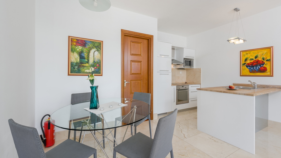 Elegant apartment in Milna on the island of Bra&ccaron;&comma; only 300 m from the sea&excl;