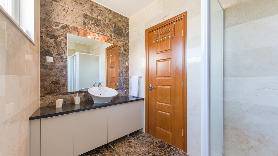 Elegant apartment in Milna on the island of Bra&ccaron;&comma; only 300 m from the sea&excl;