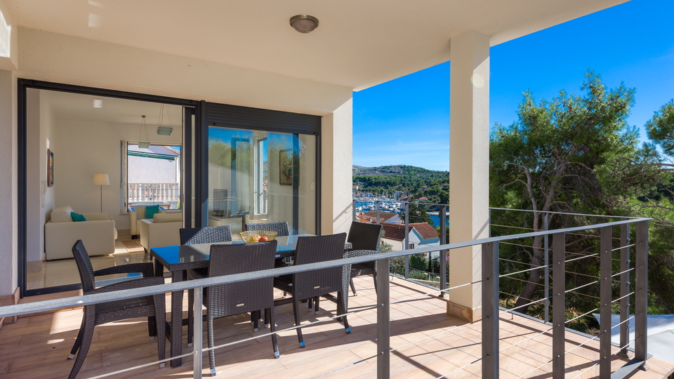 Elegant apartment in Milna on the island of Bra&ccaron;&comma; only 300 m from the sea&excl;