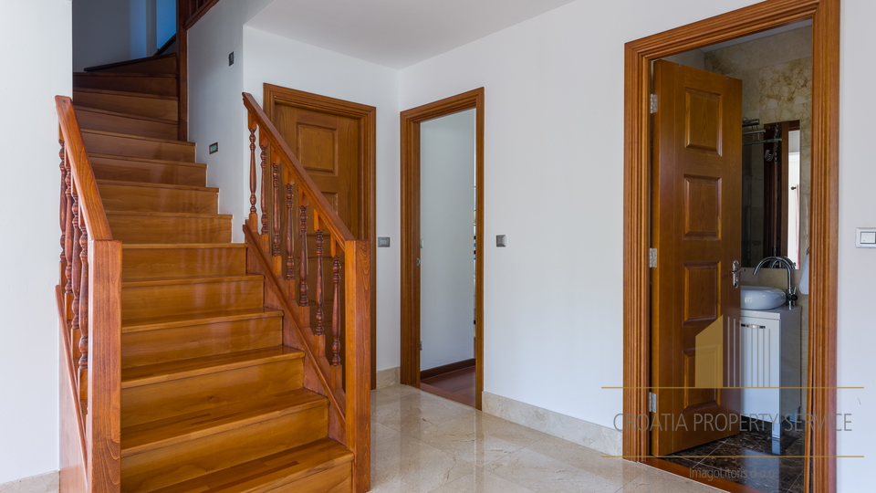 Luksuzno stanovanje z razgledom na morje v sredozemski vili – Milna, otok Brač