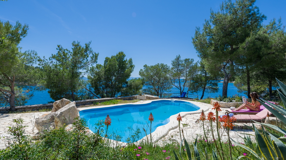 Luksuzna mediteranska vila v prvi vrsti ob morju na otoku Bra&ccaron;u&excl;