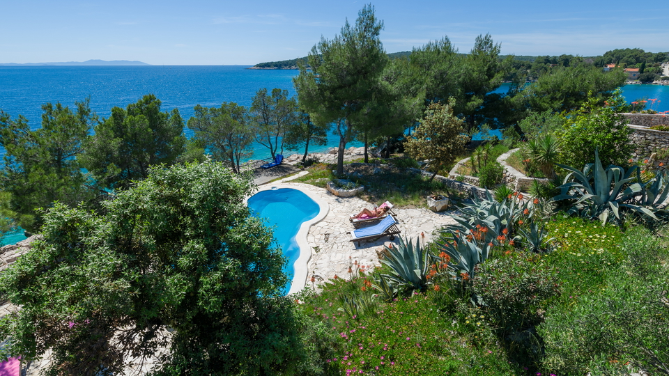 Luksuzna mediteranska vila v prvi vrsti ob morju na otoku Bra&ccaron;u&excl;