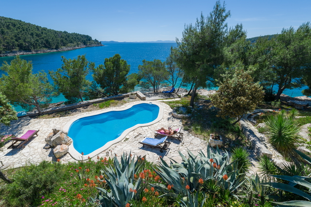 Luksuzna mediteranska vila v prvi vrsti ob morju na otoku Braču!