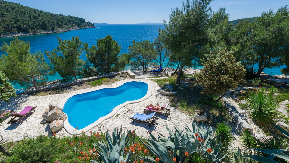 Luksuzna mediteranska vila v prvi vrsti ob morju na otoku Bra&ccaron;u&excl;