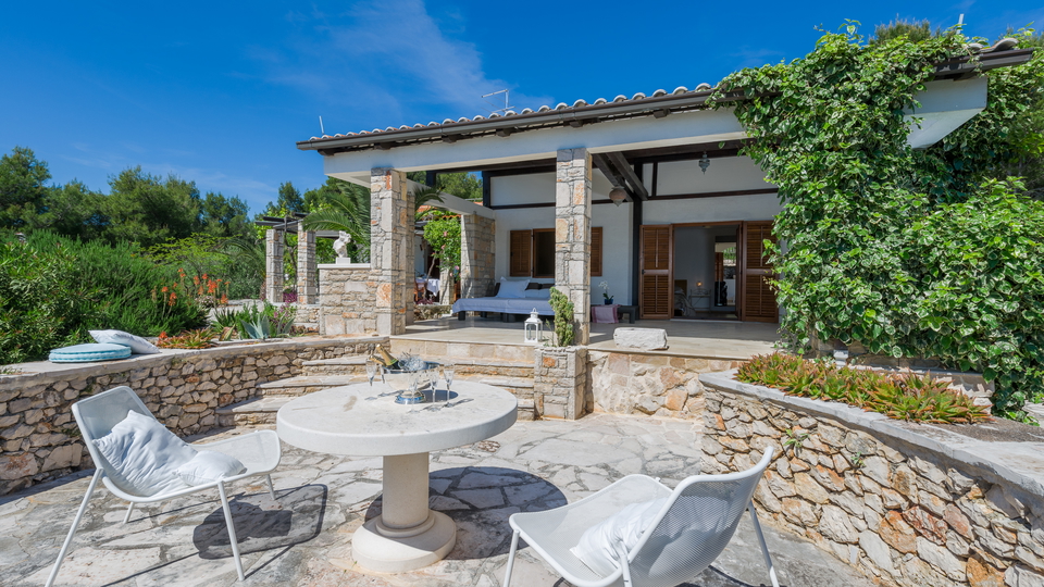 Luksuzna mediteranska vila v prvi vrsti ob morju na otoku Bra&ccaron;u&excl;