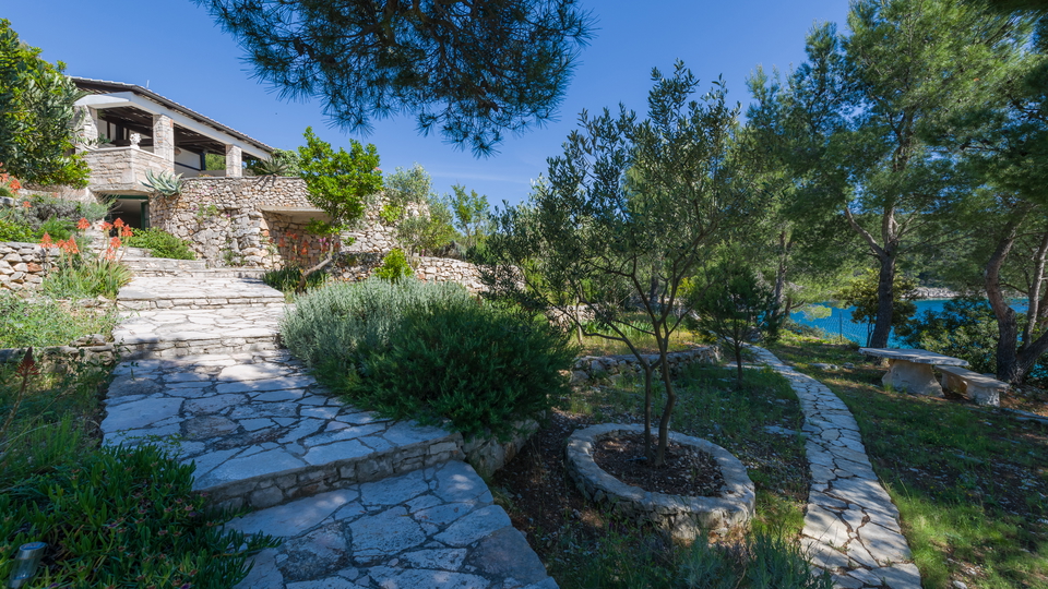 Luksuzna mediteranska vila v prvi vrsti ob morju na otoku Bra&ccaron;u&excl;