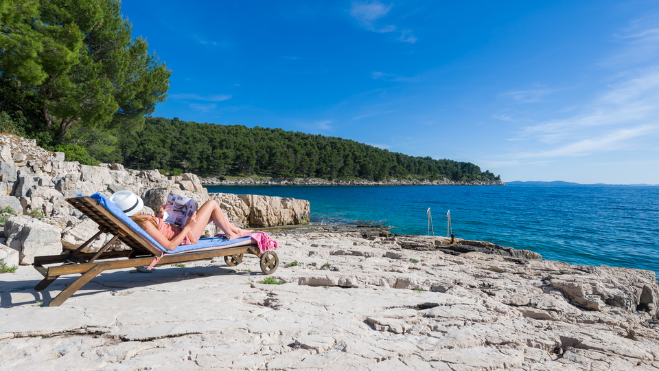 Luksuzna mediteranska vila v prvi vrsti ob morju na otoku Bra&ccaron;u&excl;