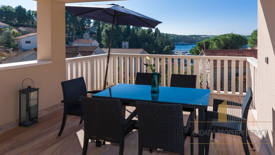 Luksuzno stanovanje z razgledom na morje v sredozemski vili – Milna, otok Brač