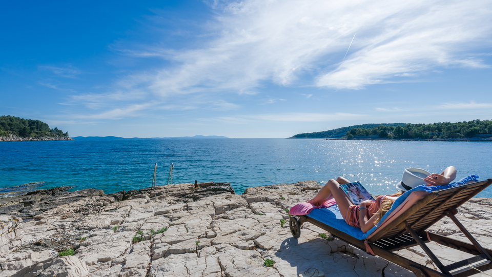 Luksuzna mediteranska vila v prvi vrsti ob morju na otoku Bra&ccaron;u&excl;