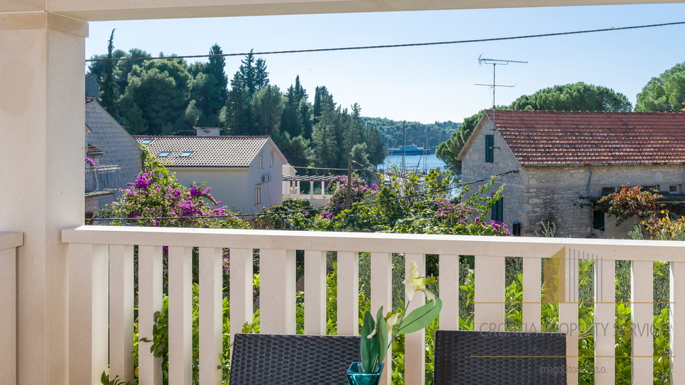 Luxuriöse Wohnung in mediterraner Villa 70 m vom Meer – Milna, Insel Brač