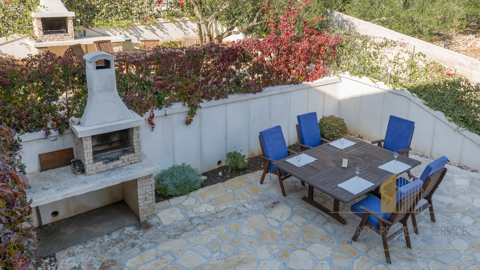 Luxuriöse Wohnung in mediterraner Villa 70 m vom Meer – Milna, Insel Brač