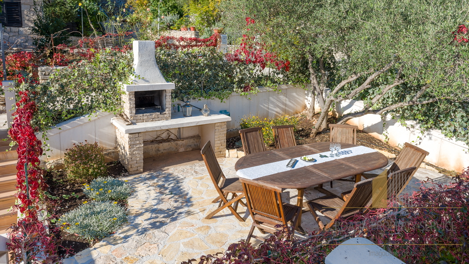 Luksuzno stanovanje z razgledom na morje v sredozemski vili – Milna, otok Brač