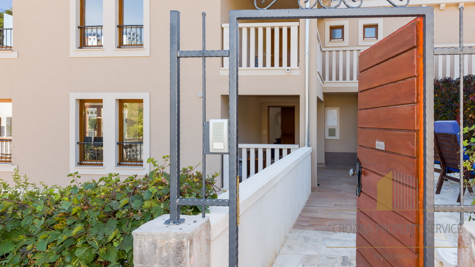Luxuriöse Wohnung in mediterraner Villa 70 m vom Meer – Milna, Insel Brač