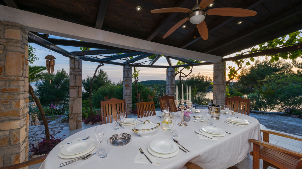 Luksuzna mediteranska vila v prvi vrsti ob morju na otoku Bra&ccaron;u&excl;