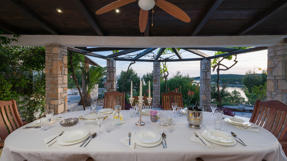 Luksuzna mediteranska vila v prvi vrsti ob morju na otoku Bra&ccaron;u&excl;