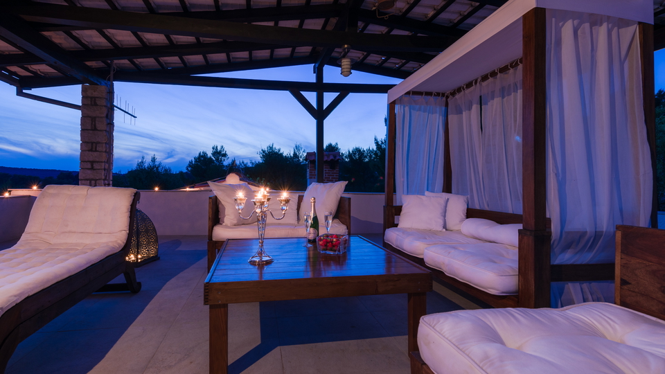 Luksuzna mediteranska vila v prvi vrsti ob morju na otoku Bra&ccaron;u&excl;