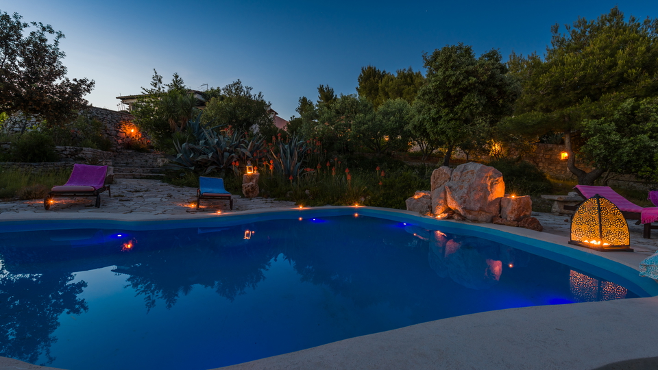 Luksuzna mediteranska vila v prvi vrsti ob morju na otoku Bra&ccaron;u&excl;