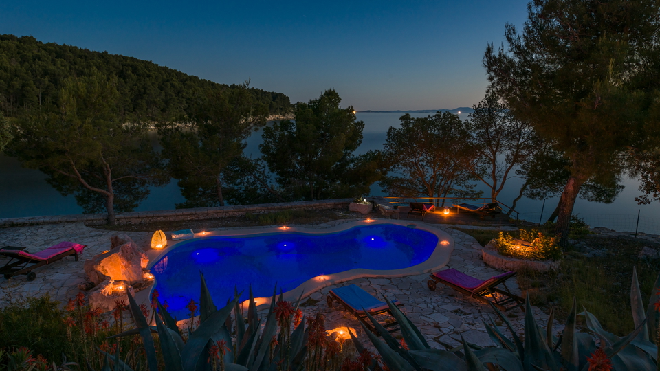 Luksuzna mediteranska vila v prvi vrsti ob morju na otoku Bra&ccaron;u&excl;
