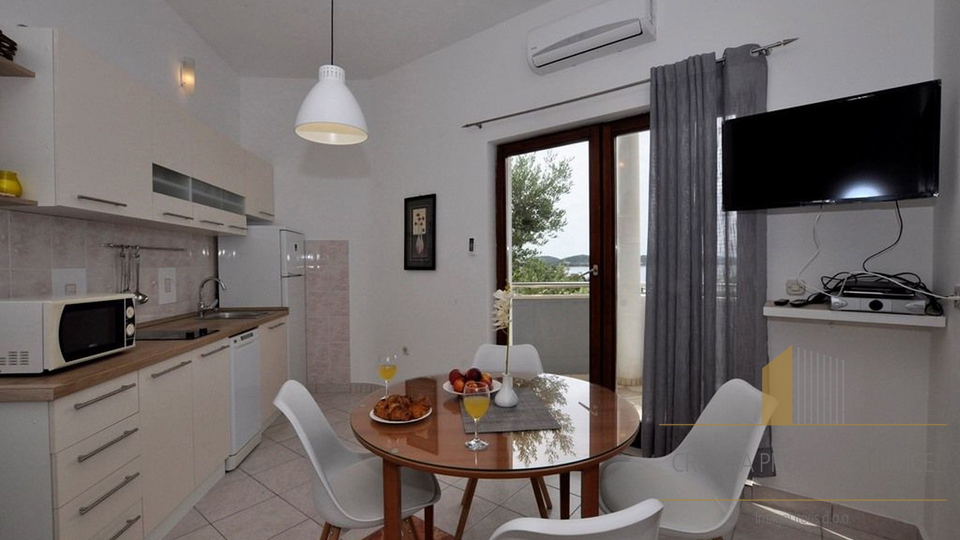 Spacious three-bedroom apartment just 40 meters from the beach – Rogoznica!