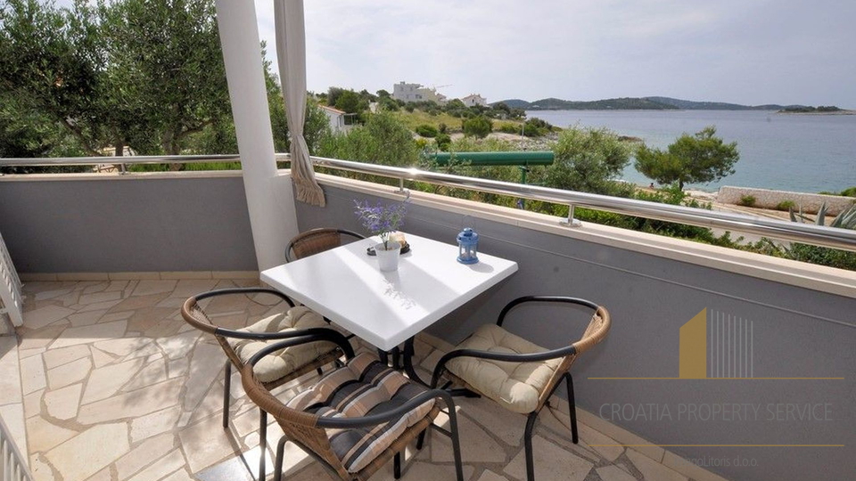Spacious three-bedroom apartment just 40 meters from the beach – Rogoznica!