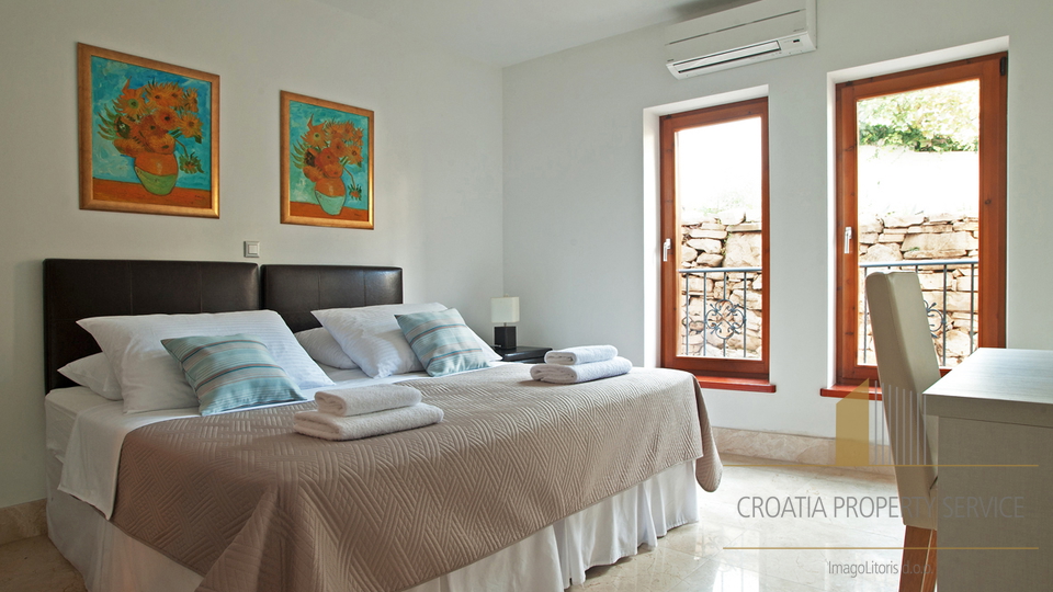 Appartamento di lusso con piscina privata in una splendida villa a 70 m dal mare – Milna, isola di Brač!