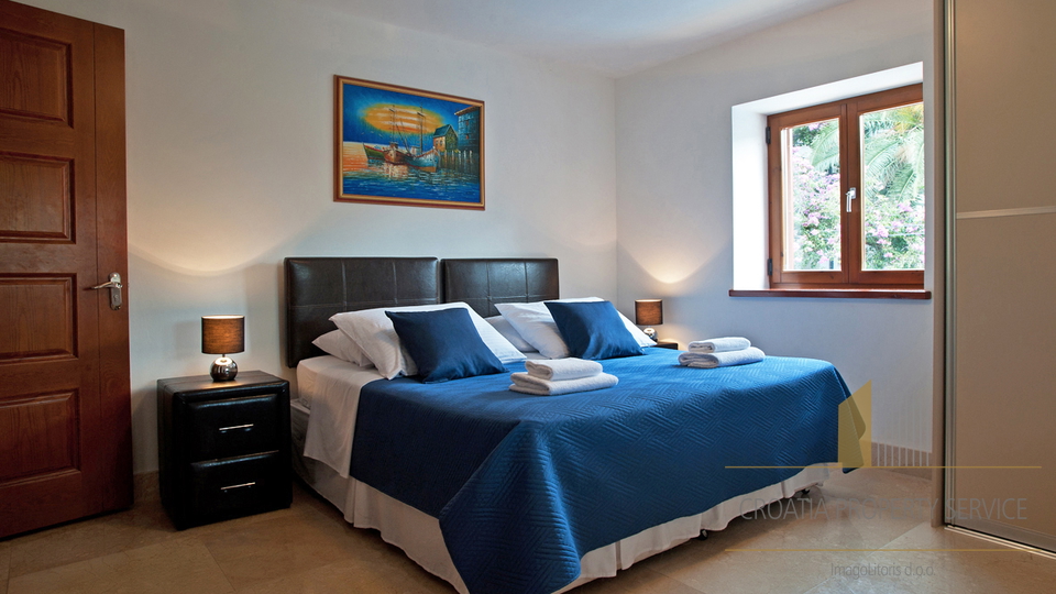 Appartamento di lusso con piscina privata in una splendida villa a 70 m dal mare – Milna, isola di Brač!