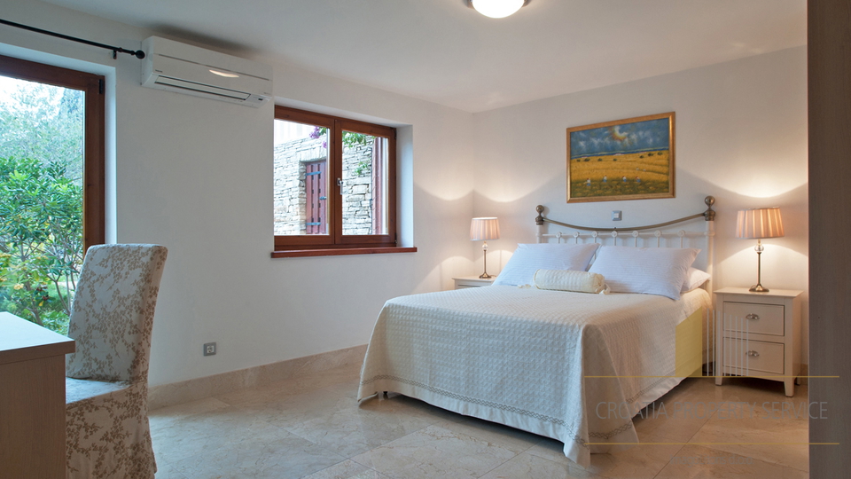 Appartamento di lusso con piscina privata in una splendida villa a 70 m dal mare – Milna, isola di Brač!