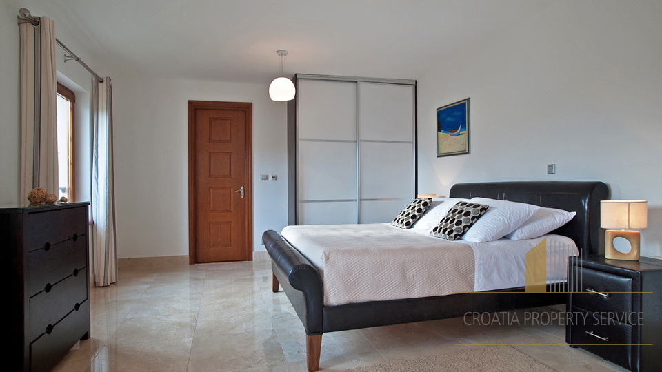Luxuriöse Wohnung in mediterraner Villa 70 m vom Meer – Milna, Insel Brač