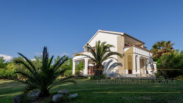Beautiful apartment house with a spacious yard 80 meters from the beach in Privlaka!