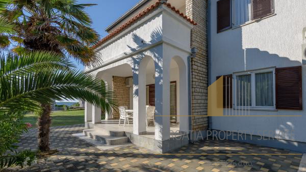 Beautiful apartment house with a spacious yard 80 meters from the beach in Privlaka!